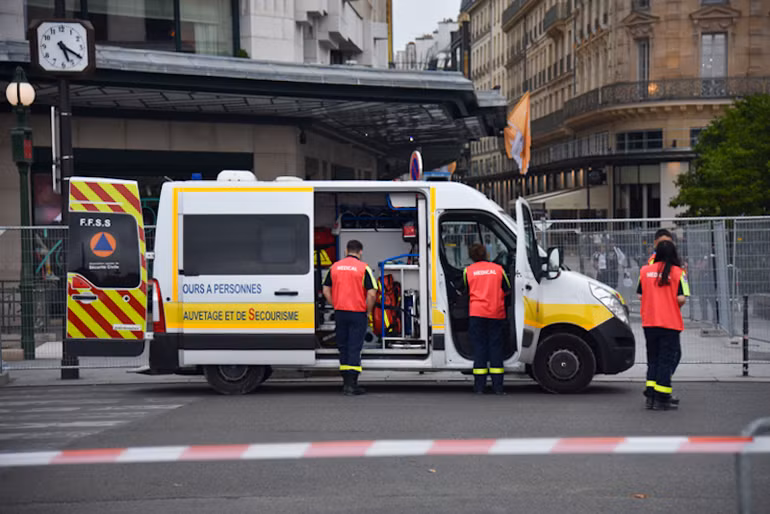 Các ekip sơ cứu cũng được phân bố tại nhiều địa điểm khác nhau nhằm kịp thời ứng phó với các tình huống khẩn cấp. (Ảnh: KHẢI HOÀN) Các ekip sơ cứu cũng được phân bố tại nhiều địa điểm khác nhau nhằm kịp thời ứng phó với các tình huống khẩn cấp. (Ảnh: KHẢI HOÀN)