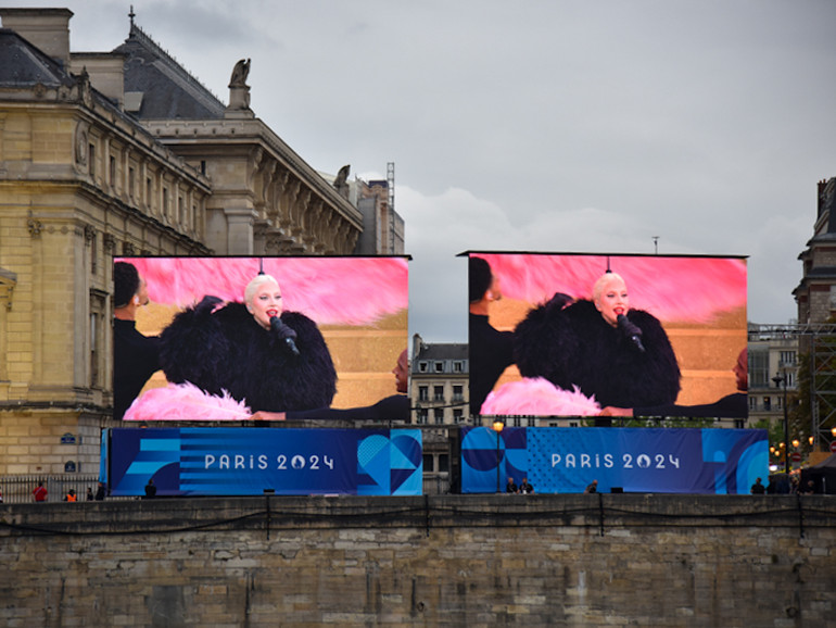 Ca khúc mở màn do nữ ca sĩ người Mỹ Lady Gaga trình diễn, tái hiện lại những vũ đạo quen thuộc từ nghệ sĩ quá cố người Pháp Renée Jeanmaire. (Ảnh: MINH DUY)