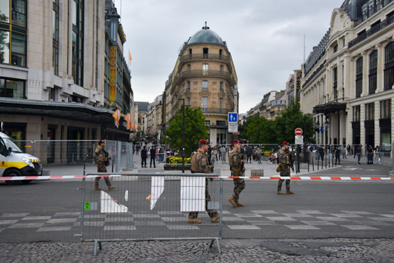 45.000 nhân viên cảnh sát cùng 10.000 binh lính quân đội được huy động, nhằm bảo đảm an ninh suốt quãng đường 6km của đoàn diễu hành khai mạc trên sông. (Ảnh: KHẢI HOÀN)