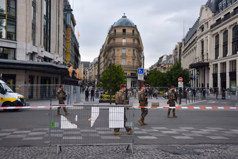 45.000 nhân viên cảnh sát cùng 10.000 binh lính quân đội được huy động, nhằm bảo đảm an ninh suốt quãng đường 6km của đoàn diễu hành khai mạc trên sông. (Ảnh: KHẢI HOÀN) 45.000 nhân viên cảnh sát cùng 10.000 binh lính quân đội được huy động, nhằm bảo đảm an ninh suốt quãng đường 6km của đoàn diễu hành khai mạc trên sông. (Ảnh: KHẢI HOÀN)