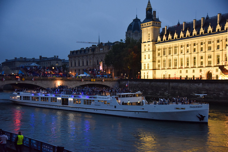 Đoàn thể thao nước chủ nhà Cộng hòa Pháp tham gia thế vận hội Olympic 2004 với 571 vận động viên từ nhiều môn thể thao khác nhau như: điền kinh, bơi lội, bóng ném, cầu lông, bóng chuyền bãi biển, quyền anh… (Ảnh: KHẢI HOÀN)