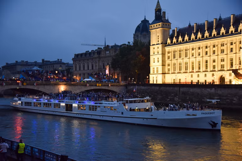 Đoàn thể thao nước chủ nhà Cộng hòa Pháp tham gia thế vận hội Olympic 2004 với 571 vận động viên từ nhiều môn thể thao khác nhau như: điền kinh, bơi lội, bóng ném, cầu lông, bóng chuyền bãi biển, quyền anh… (Ảnh: KHẢI HOÀN) Đoàn thể thao nước chủ nhà Cộng hòa Pháp tham gia thế vận hội Olympic 2004 với 571 vận động viên từ nhiều môn thể thao khác nhau như: điền kinh, bơi lội, bóng ném, cầu lông, bóng chuyền bãi biển, quyền anh… (Ảnh: KHẢI HOÀN)