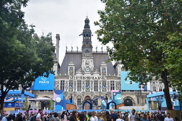 Để phục vụ tình yêu thể thao cho những người hâm mộ không có cơ hội được vào xem trực tiếp chương trình khai mạc Thế vận hội Olympic 2024, tại nhiều điểm của thủ đô Paris có lắp đặt các màn hình lớn để người dân có thể tiện theo dõi. (Ảnh: MINH DUY)