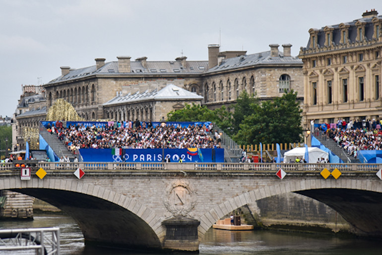 Khán đài bán vé trong khu vực trình diễn đã sớm được lấp đầy bởi những người hâm mộ sự kiện thể thao lớn nhất hành tinh. Sân khấu của đêm khai mạc là dòng sông Seine trữ tình, với những công trình kiến trúc nổi tiếng với bề dầy lịch sử của nước Pháp. (Ảnh: KHẢI HOÀN)