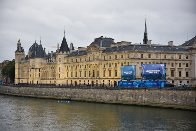 Cứ cách vài trăm mét, hai màn hình lớn được lắp đặt để phục vụ cho các dãy khán đài dọc theo sông Seine. (Ảnh: MINH DUY)