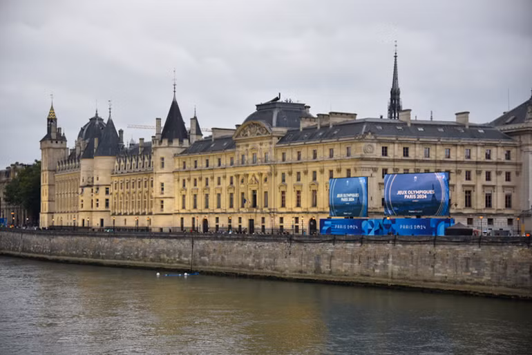 Cứ cách vài trăm mét, hai màn hình lớn được lắp đặt để phục vụ cho các dãy khán đài dọc theo sông Seine. (Ảnh: MINH DUY) Cứ cách vài trăm mét, hai màn hình lớn được lắp đặt để phục vụ cho các dãy khán đài dọc theo sông Seine. (Ảnh: MINH DUY)