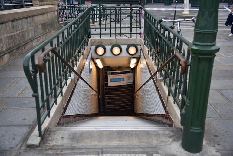 Các bến tàu điện ngầm gần khu vực tổ chức lễ khai mạc đều đóng cửa nhằm bảo đảm kiểm soát an ninh. (Ảnh: MINH DUY)