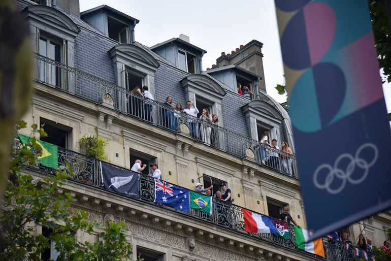 Người dân sinh sống tại hai con phố dọc theo bờ sông có thể dễ dàng quan sát đoàn diễu hành từ trên tầng cao. (Ảnh: MINH DUY)