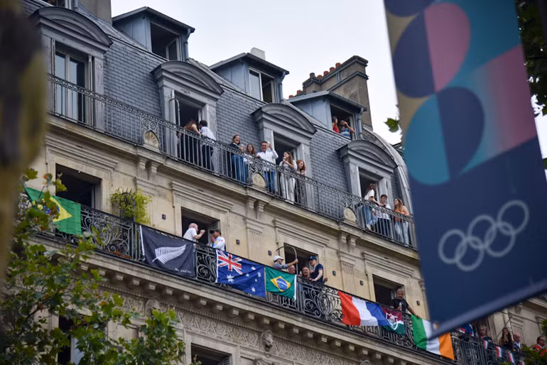 Người dân sinh sống tại hai con phố dọc theo bờ sông có thể dễ dàng quan sát đoàn diễu hành từ trên tầng cao. (Ảnh: MINH DUY) Người dân sinh sống tại hai con phố dọc theo bờ sông có thể dễ dàng quan sát đoàn diễu hành từ trên tầng cao. (Ảnh: MINH DUY)