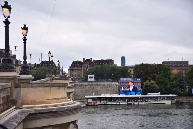 Một số khác chọn cho mình địa điểm quan sát là ngay trên chính những con thuyền nhà hàng nổi trên sông. (Ảnh: MINH DUY) Một số khác chọn cho mình địa điểm quan sát là ngay trên chính những con thuyền nhà hàng nổi trên sông. (Ảnh: MINH DUY)