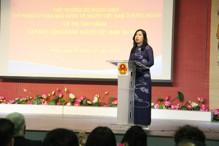 Thứ trưởng Lê Thị Thu Hằng thông báo về những chủ trương và chính sách mới nhằm tạo điều kiện cho kiều bào về sinh sống và làm ăn ở quê nhà. (Ảnh: KHẢI HOÀN) Thứ trưởng Lê Thị Thu Hằng thông báo về những chủ trương và chính sách mới nhằm tạo điều kiện cho kiều bào về sinh sống và làm ăn ở quê nhà. (Ảnh: KHẢI HOÀN)