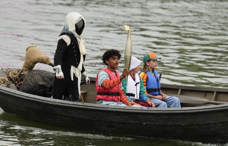 Sau đoạn video giới thiệu, là sự xuất hiện của ba cậu bé mang theo ngọn đuốc, bắt đầu cuộc hành trình của ngọn lửa Thế vận hội trong lễ khai mạc Olympic. (Ảnh: 20minutes)