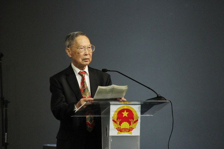 Ông Cấn Văn Kiệt chia sẻ kinh nghiệm dạy tiếng Việt cho con em kiều bào trong nhiều năm qua. (Ảnh: KHẢI HOÀN) Ông Cấn Văn Kiệt chia sẻ kinh nghiệm dạy tiếng Việt cho con em kiều bào trong nhiều năm qua. (Ảnh: KHẢI HOÀN)