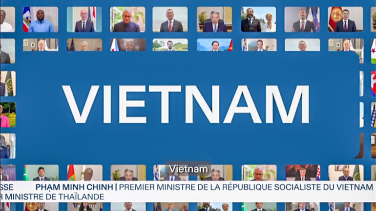 Việt Nam nêu cao khẩu hiệu: "Vì thanh niên, thể thao và phát triển, Việt Nam cam kết." Việt Nam nêu cao khẩu hiệu: "Vì thanh niên, thể thao và phát triển, Việt Nam cam kết."