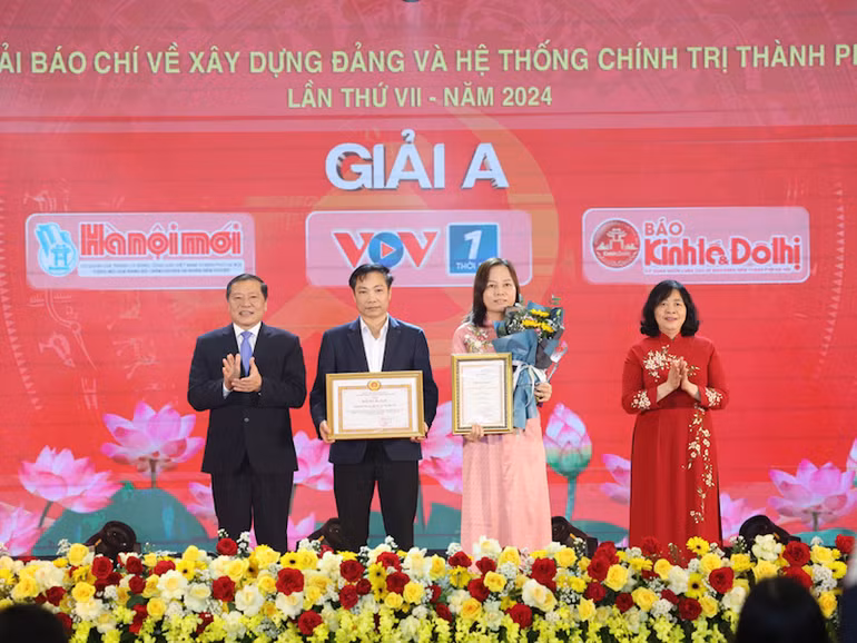 Bí thư Thành ủy Hà Nội và Phó Trưởng Ban Thường trực Ban Tuyên giáo và Dân vận Trung ương trao giải A cho nhóm tác giả báo Kinh tế&Đô thị. (Ảnh: QUỐC TOẢN)