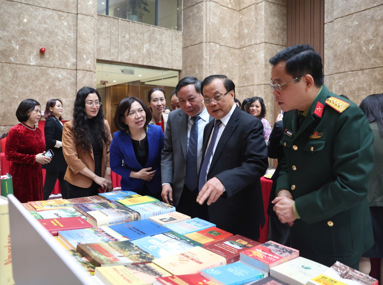 Các đại biểu thảo luận tại Hội thảo. (Ảnh: QUỐC TOẢN)