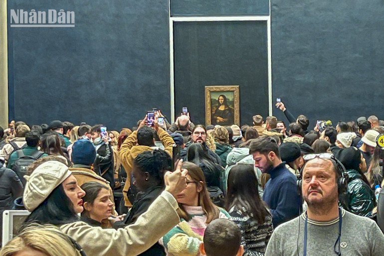 Không gian trưng bày bức họa "Mona Lisa" chưa bao giờ vắng bóng du khách. (Ảnh: KHẢI HOÀN)