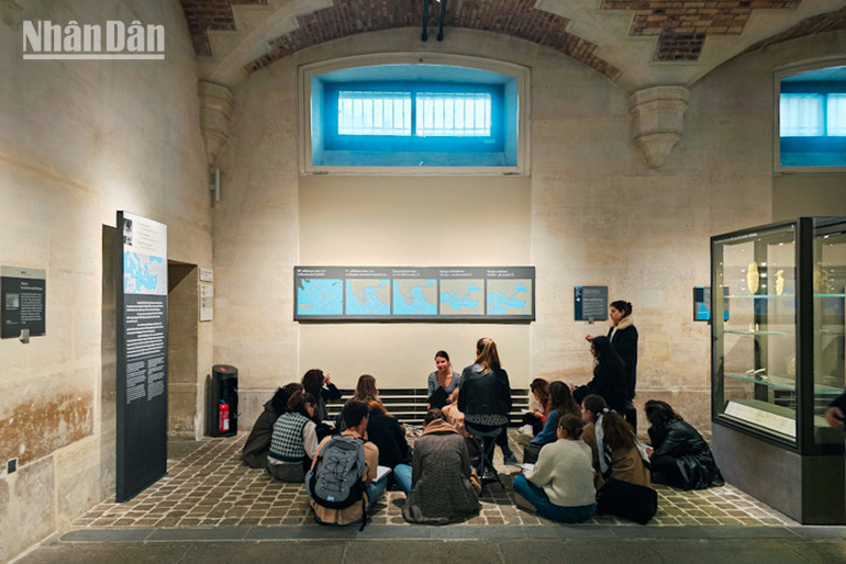 Ngoài những buổi học trên lớp, các buổi dã ngoại tại bảo tàng và phòng trưng bày góp phần giúp giới trẻ hiểu hơn về văn hóa. (Ảnh: MINH DUY)