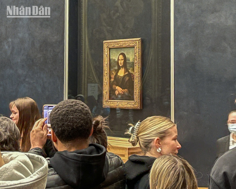 Sau nhiều sự việc bất ngờ, "Mona Lisa" đã được che chắn bởi tấm kính chống đạn cùng hàng rào vật lý. (Ảnh: KHẢI HOÀN)