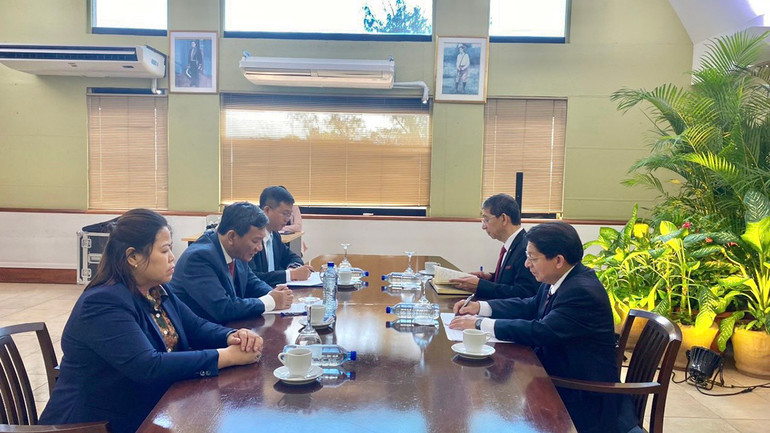 Đồng chí Nguyễn Minh Tâm, Phó Trưởng Ban Đối ngoại Trung ương làm việc với Bộ trưởng Ngoại giao Denis Ronaldo. (Ảnh: Ban Đối ngoại Trung ương)