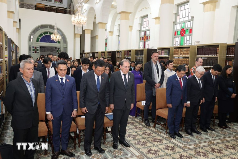 Các khách mời dành một phút mặc niệm Tổng Bí Thư Nguyễn Phú Trọng. (Ảnh: Phi Hùng/TTXVN) Các khách mời dành một phút mặc niệm Tổng Bí Thư Nguyễn Phú Trọng. (Ảnh: Phi Hùng/TTXVN)