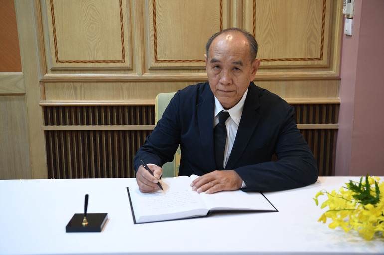 Đại diện Đoàn Hội Người Việt Nam tại thủ đô Bangkok và vùng phụ cận viếng Tổng Bí thư Nguyễn Phú Trọng và viết sổ tang.