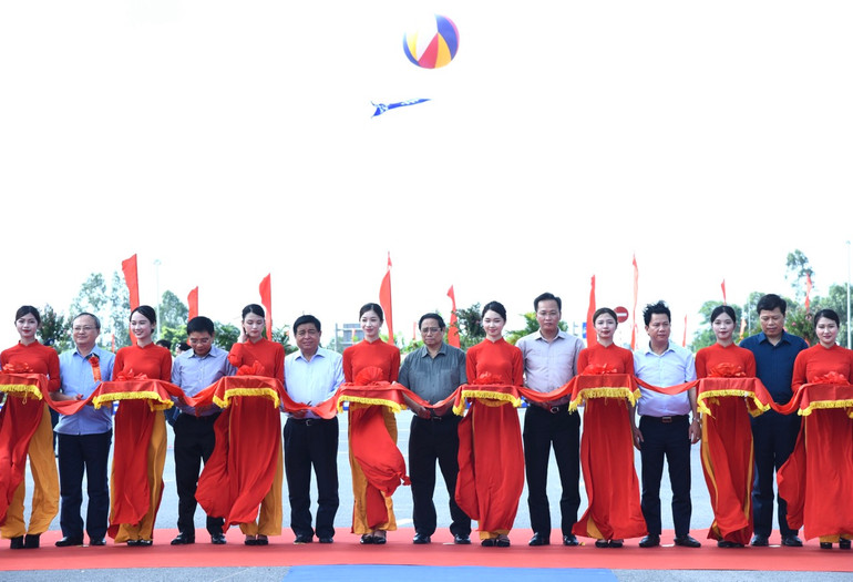 Thủ tướng Phạm Minh Chính và các đồng chí lãnh đạo thực hiện hiện nghi thức cắt băng khánh thành tuyến đường nối 2 tuyến cao tốc.