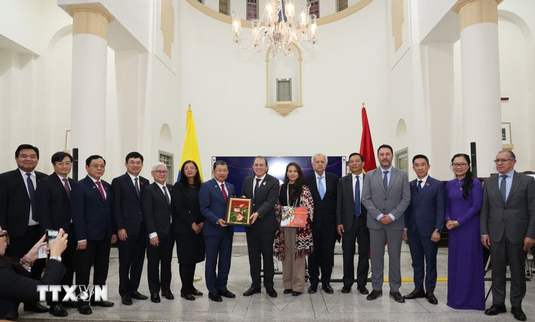 Các đại biểu chụp hình chung tại buổi lễ. (Ảnh: Phi Hùng/TTXVN) Các đại biểu chụp hình chung tại buổi lễ. (Ảnh: Phi Hùng/TTXVN)