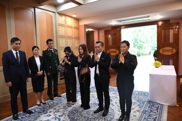 Doanh nhân kiều bào tại Bangkok viếng Tổng Bí thư Nguyễn Phú Trọng.