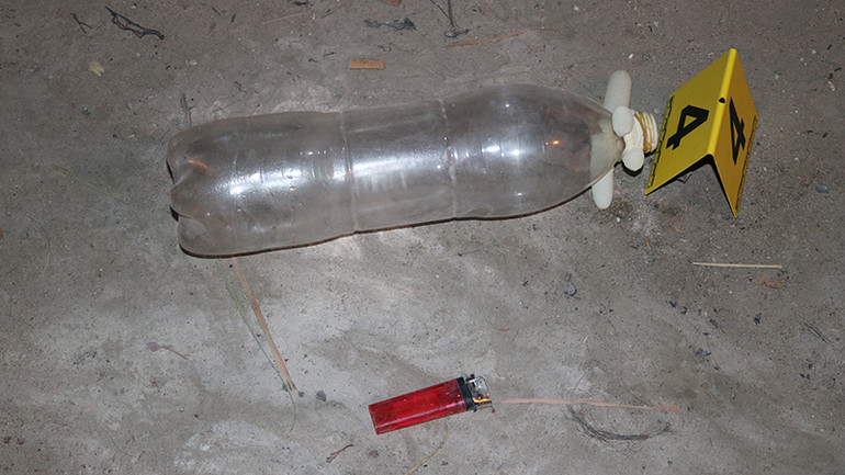 Tang vật đối tượng Dương Quốc Trung dùng để tưới xăng đốt mẹ ruột.