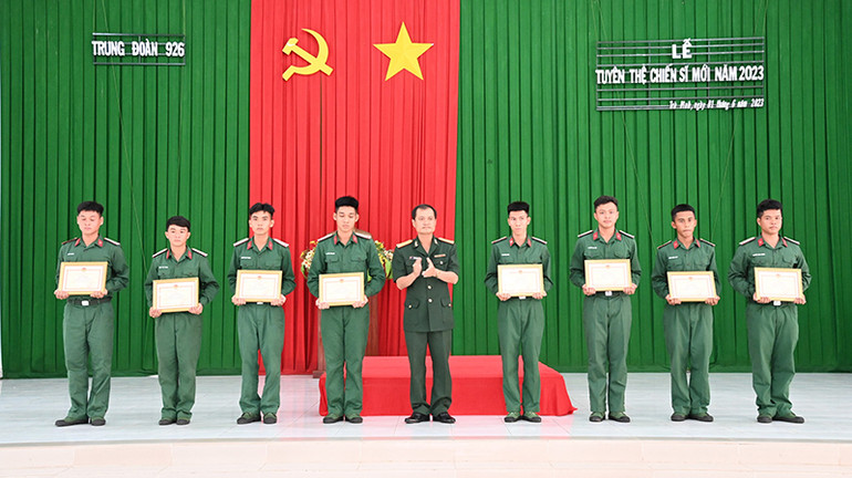 Đại diện tập thể và các cá nhân có thành tích xuất sắc trong công tác huấn luyện được biểu dương, khen thưởng.