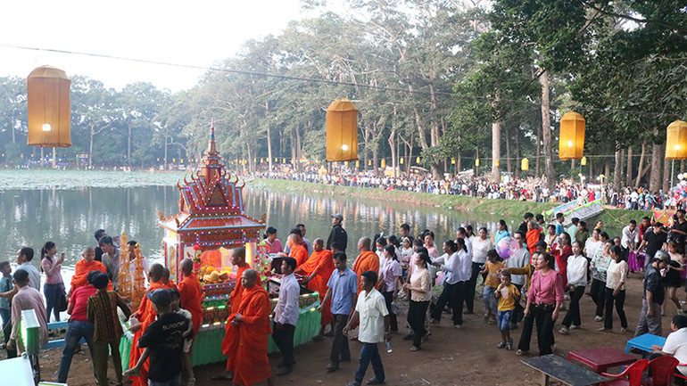 Đông đảo người dân đến Khu Văn hóa, du lịch ao Bà Om, phường 8, thành phố Trà Vinh tham gia đêm hội Ok Om Bok.