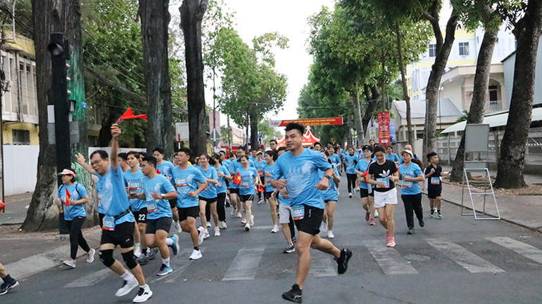 Các vận động viên tham gia đường chạy 5km, trên tuyến đường Phạm Ngũ Lão, thành phố Trà Vinh, tỉnh Trà Vinh.