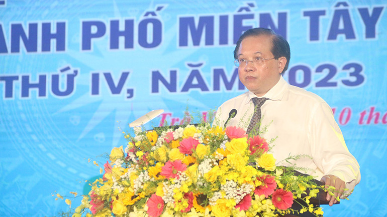 Thứ trưởng Văn hóa, Thể thao và Du lịch Tạ Quang Đông phát biểu khai mạc Ngày hội gia đình tiêu biểu khu vực Tây Nam Bộ.