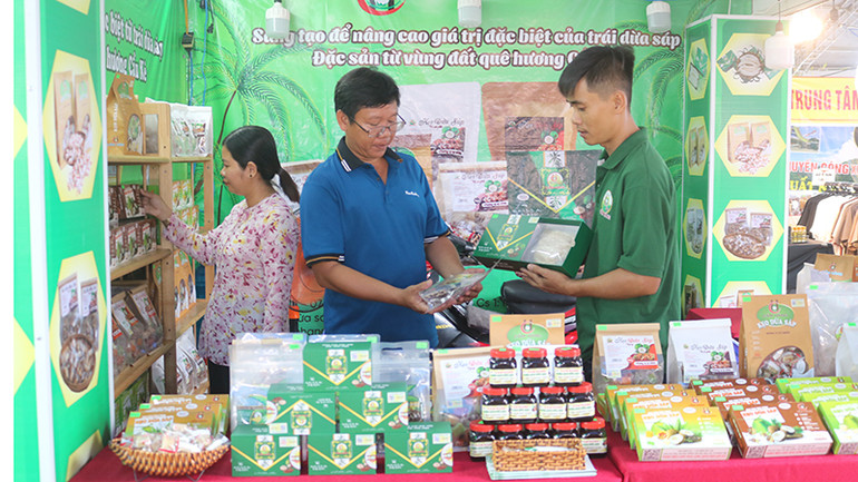 Gian hàng trưng bày sản phẩm OCOP "Mật hoa dừa" đạt hạng 5 sao của tỉnh Trà Vinh.