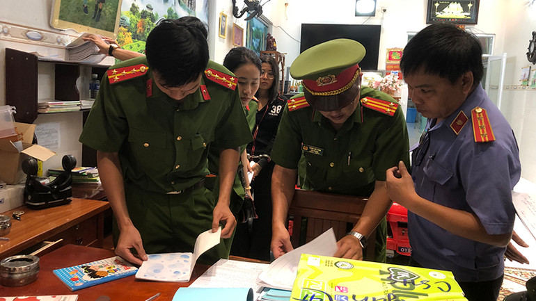 Cơ quan chức năng khám xét và thu giữ các tang vật.