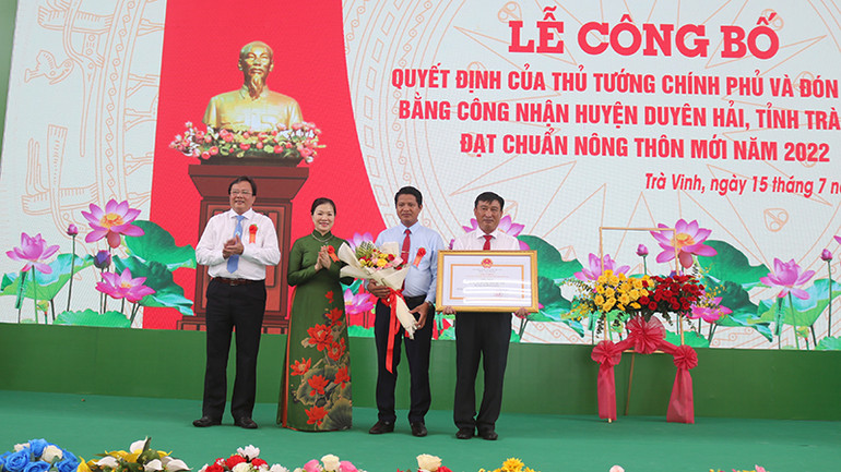 Đại diện lãnh đạo Huyện ủy, Ủy ban nhân dân huyện Duyên Hải nhận Bằng công nhận huyện đạt chuẩn nông thôn mới. Đại diện lãnh đạo Huyện ủy, Ủy ban nhân dân huyện Duyên Hải nhận Bằng công nhận huyện đạt chuẩn nông thôn mới.