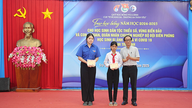 Học sinh có hoàn cảnh khó khăn nhận học bổng "Vòng tay nhân ái".