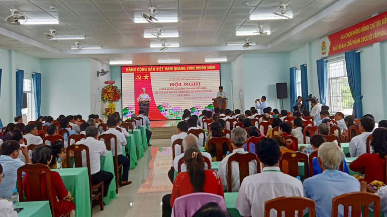 Đại diện các gia đình văn hóa tiêu biểu của tỉnh Trà Vinh dự họp mặt.