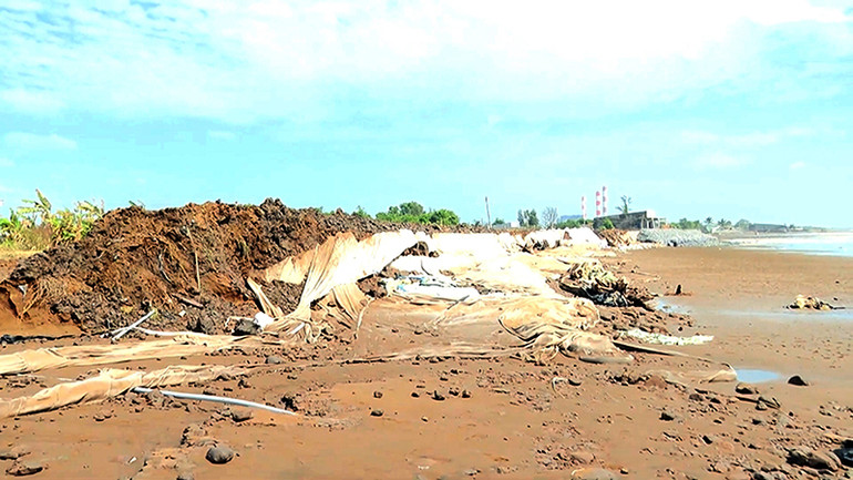 Một đoạn bờ bao bị triều cường, nước biển cuốn trôi hoàn toàn.