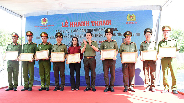 Đại diện các tập thể có thành tích xuất sắc trong thực hiện đề án xây dựng 1.300 căn nhà ở được nhận Bằng khen của Ủy ban nhân dân tỉnh Trà Vinh.