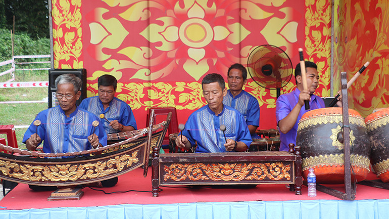 Các nghệ nhân Khmer với tiết mục biểu diễn dàn nhạc ngũ âm tại lễ hội Oóc Om Bóc. Các nghệ nhân Khmer với tiết mục biểu diễn dàn nhạc ngũ âm tại lễ hội Oóc Om Bóc.