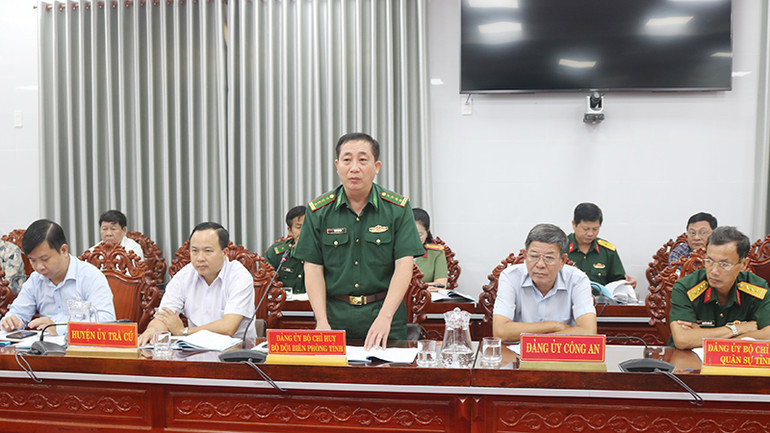Đại tá Mai Văn Yên, Chủ nhiệm Chính trị Bộ Chỉ huy Bộ đội Biên phòng Trà Vinh phát biểu ý kiến tại hội nghị.