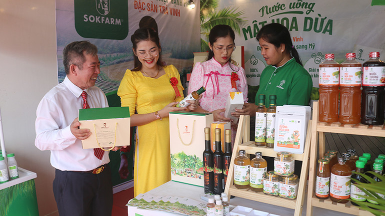 Sản phẩm mật hoa dừa của Công ty TNHH Trà Vinh farm, xã Phú Cần, huyện Tiểu Cần đạt hạng OCOP 5 sao. Sản phẩm mật hoa dừa của Công ty TNHH Trà Vinh farm, xã Phú Cần, huyện Tiểu Cần đạt hạng OCOP 5 sao.