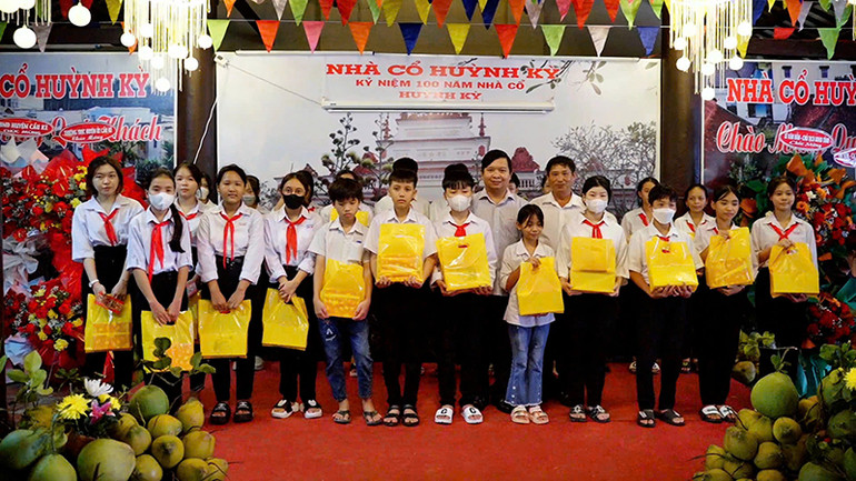 Học sinh có gia cảnh khó khăn, hiếu học được trao quà tại buổi lễ.