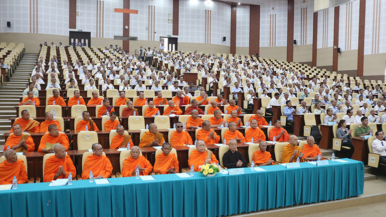 Các chức sắc tôn giáo, cán bộ người dân tộc Khmer dự họp mặt mừng lễ Sen Dolta năm 2023.