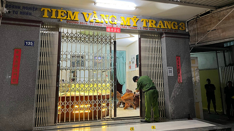 Công an tỉnh Trà Vinh triển khai khám nghiệm hiện trường.