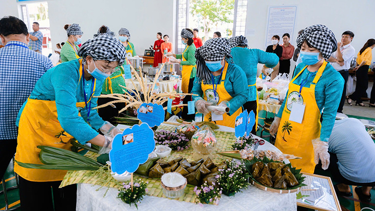 Các loại bánh được chế biến từ dừa sáp Trà Vinh.