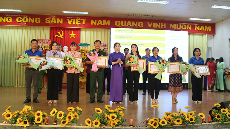 Đại diện các đội thi đạt giải nhận thưởng từ Ban tổ chức hội thi.