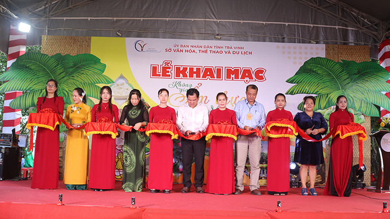 Khai mạc không gian bánh dân gian và ẩm thực Nam Bộ.